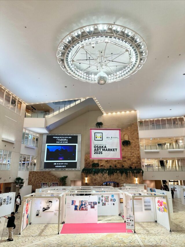 .
🎨いよいよ本日よりスタート！🎨

【OSAKA ART MARKET 2025】
10/22(水) ～27(月) 
@阪急うめだ本店9階祝祭広場

是非この機会に個性ゆたかなアートの数々を
高覧頂けますと幸いです✨
週末には下記ステージイベントを開催予定です🎤！

10/25(土)
総合MC:大抜卓人　@takutoonuki 
■アートトークショー➀14:30-15:00
出演:Chiaki Akada
@chiakiakd 
■ライブペインティングパフォーマンス
16:30-17:00
出演:黒田征太郎、shiuta(バケツドラマー)
@bigstep_kakiba @shiuta369 
 
10/26(日)
総合MC:浅越ゴエ(ザ・プラン9)
■ ライブペインティングパフォーマンス
14:30-15:00
出演:silsil、松元愛香(ヴァイオリニスト)　
@silsilism @littlebeetheviolinist 
■アートトークショー➁16:00-16:30
出演:くっきー！(野性爆弾)、リリー(見取り図)
@nikuguso_taro @mtrzlily 

▼特設サイトはこちら
https://osaka-art-market.com/

#osakaartmarket #osakaartmarket2025 #art #artexhibitions #アート #アート展 #美術展 #アート展示 #美術展巡り #アーティスト #アートイベント #大阪アート #アートフェア #大阪ギャラリー #artist #osakaart #黒田征太郎 #shiuta #バケツドラマーshiuta #chiakiakada #大抜卓人 #浅越ゴエ #silsil #松元愛香 #くっきー #野性爆弾 #野性爆弾くっきー  #野性爆弾 リリー #見取り図リリー  #見取り図