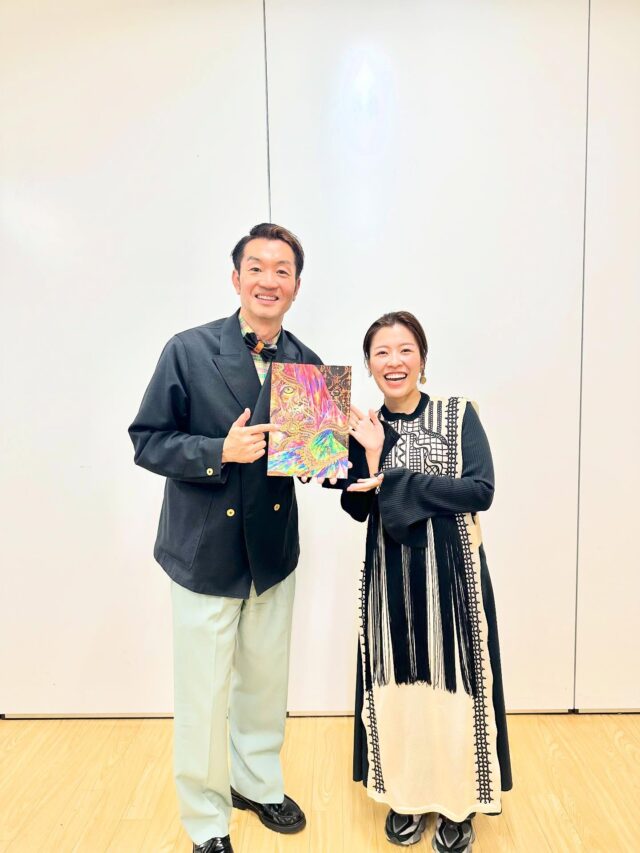 .

🎨OSAKA ART MARKET 2025🎨
10/22(水) ～27(月) 
阪急うめだ本店9階祝祭広場にて開催中✨
@hankyu_event 

昨日は大抜卓人さん×Chiaki Akadaさんによる
素敵なアートトークショー、
黒田征太郎さん×バケツドラマーshiutaさんによる
圧巻のライブパフォーマンスをご覧頂きました！

本日のステージもどうぞお楽しみに🎻🎤

10/25(土)
総合MC:大抜卓人　@takutoonuki 
■アートトークショー➀14:30-15:00
出演:Chiaki Akada
@chiakiakd 
■ライブペインティングパフォーマンス
16:30-17:00
出演:黒田征太郎、shiuta(バケツドラマー)
@bigstep_kakiba @shiuta369 
 
10/26(日)
総合MC:浅越ゴエ(ザ・プラン9)
■ ライブペインティングパフォーマンス
14:30-15:00
出演:silsil、松元愛香(ヴァイオリニスト)　
@silsilism @littlebeetheviolinist 
■アートトークショー➁16:00-16:30
出演:くっきー！(野性爆弾)、リリー(見取り図)
@nikuguso_taro @mtrzlily 

▼特設サイトはこちら
https://osaka-art-market.com/

#osakaartmarket #osakaartmarket2025 #art #artexhibitions #アート #アート展 #美術展 #アート展示 #美術展巡り #アーティスト #アートイベント #大阪アート #アートフェア #大阪ギャラリー #artist #osakaart #黒田征太郎 #shiuta #バケツドラマーshiuta #chiakiakada #大抜卓人 #浅越ゴエ #silsil #松元愛香 #くっきー #野性爆弾 #野性爆弾くっきー  #野性爆弾 リリー #見取り図リリー  #見取り図