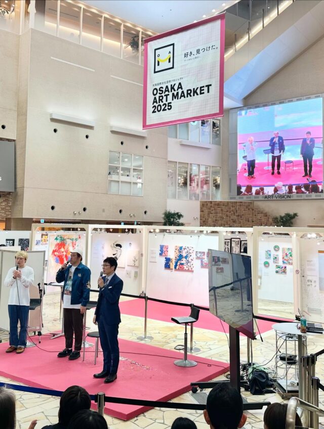 .

🎨OSAKA ART MARKET 2025🎨
10/22(水) ～27(月) 
阪急うめだ本店9階祝祭広場にて開催中✨
@hankyu_event 
※最終日は17時まで

本日は浅越ゴエさんMCのもと、
silsilさん×松元愛香さんによる
華麗なライブパフォーマンス、
くっきー！さん×リリーさんによる
満員御礼のトークショーをご覧頂きました🎻🎤

展示は明日10/27(月)が最終日です！
是非この機会をお見逃しなく🖼️
 
10/26(日)
総合MC:浅越ゴエ(ザ・プラン9)
■ ライブペインティングパフォーマンス
14:30-15:00
出演:silsil、松元愛香(ヴァイオリニスト)　
@silsilism @littlebeetheviolinist 
■アートトークショー➁16:00-16:30
出演:くっきー！(野性爆弾)、リリー(見取り図)
@nikuguso_taro @mtrzlily 

▼特設サイトはこちら
https://osaka-art-market.com/

#osakaartmarket #osakaartmarket2025 #art #artexhibitions #アート #アート展 #美術展 #アート展示 #美術展巡り #アーティスト #アートイベント #大阪アート #アートフェア #大阪ギャラリー #artist #osakaart #黒田征太郎 #shiuta #バケツドラマーshiuta #chiakiakada #大抜卓人 #浅越ゴエ #silsil #松元愛香 #くっきー #野性爆弾 #野性爆弾くっきー  #野性爆弾 リリー #見取り図リリー  #見取り図
