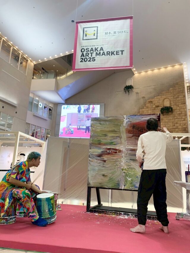 .

🎨OSAKA ART MARKET 2025🎨
10/22(水) ～27(月) 
阪急うめだ本店9階祝祭広場にて開催中✨
@hankyu_event 

昨日は大抜卓人さん×Chiaki Akadaさんによる
素敵なアートトークショー、
黒田征太郎さん×バケツドラマーshiutaさんによる
圧巻のライブパフォーマンスをご覧頂きました！

本日のステージもどうぞお楽しみに🎻🎤

10/25(土)
総合MC:大抜卓人　@takutoonuki 
■アートトークショー➀14:30-15:00
出演:Chiaki Akada
@chiakiakd 
■ライブペインティングパフォーマンス
16:30-17:00
出演:黒田征太郎、shiuta(バケツドラマー)
@bigstep_kakiba @shiuta369 
 
10/26(日)
総合MC:浅越ゴエ(ザ・プラン9)
■ ライブペインティングパフォーマンス
14:30-15:00
出演:silsil、松元愛香(ヴァイオリニスト)　
@silsilism @littlebeetheviolinist 
■アートトークショー➁16:00-16:30
出演:くっきー！(野性爆弾)、リリー(見取り図)
@nikuguso_taro @mtrzlily 

▼特設サイトはこちら
https://osaka-art-market.com/

#osakaartmarket #osakaartmarket2025 #art #artexhibitions #アート #アート展 #美術展 #アート展示 #美術展巡り #アーティスト #アートイベント #大阪アート #アートフェア #大阪ギャラリー #artist #osakaart #黒田征太郎 #shiuta #バケツドラマーshiuta #chiakiakada #大抜卓人 #浅越ゴエ #silsil #松元愛香 #くっきー #野性爆弾 #野性爆弾くっきー  #野性爆弾 リリー #見取り図リリー  #見取り図