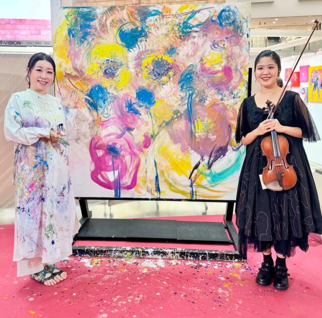 .

🎨OSAKA ART MARKET 2025🎨
10/22(水) ～27(月) 
阪急うめだ本店9階祝祭広場にて開催中✨
@hankyu_event 
※最終日は17時まで

本日は浅越ゴエさんMCのもと、
silsilさん×松元愛香さんによる
華麗なライブパフォーマンス、
くっきー！さん×リリーさんによる
満員御礼のトークショーをご覧頂きました🎻🎤

展示は明日10/27(月)が最終日です！
是非この機会をお見逃しなく🖼️
 
10/26(日)
総合MC:浅越ゴエ(ザ・プラン9)
■ ライブペインティングパフォーマンス
14:30-15:00
出演:silsil、松元愛香(ヴァイオリニスト)　
@silsilism @littlebeetheviolinist 
■アートトークショー➁16:00-16:30
出演:くっきー！(野性爆弾)、リリー(見取り図)
@nikuguso_taro @mtrzlily 

▼特設サイトはこちら
https://osaka-art-market.com/

#osakaartmarket #osakaartmarket2025 #art #artexhibitions #アート #アート展 #美術展 #アート展示 #美術展巡り #アーティスト #アートイベント #大阪アート #アートフェア #大阪ギャラリー #artist #osakaart #黒田征太郎 #shiuta #バケツドラマーshiuta #chiakiakada #大抜卓人 #浅越ゴエ #silsil #松元愛香 #くっきー #野性爆弾 #野性爆弾くっきー  #野性爆弾 リリー #見取り図リリー  #見取り図